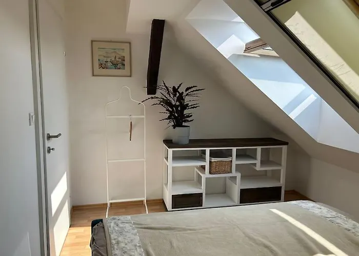 Moderne Dachgeschosswohnung In Bester Lage - Self Check In