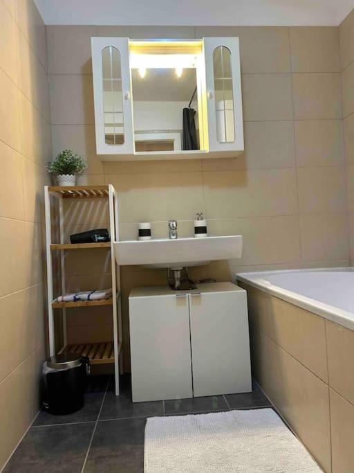 Moderne Dachgeschosswohnung In Bester Lage - Self Check In Appartement